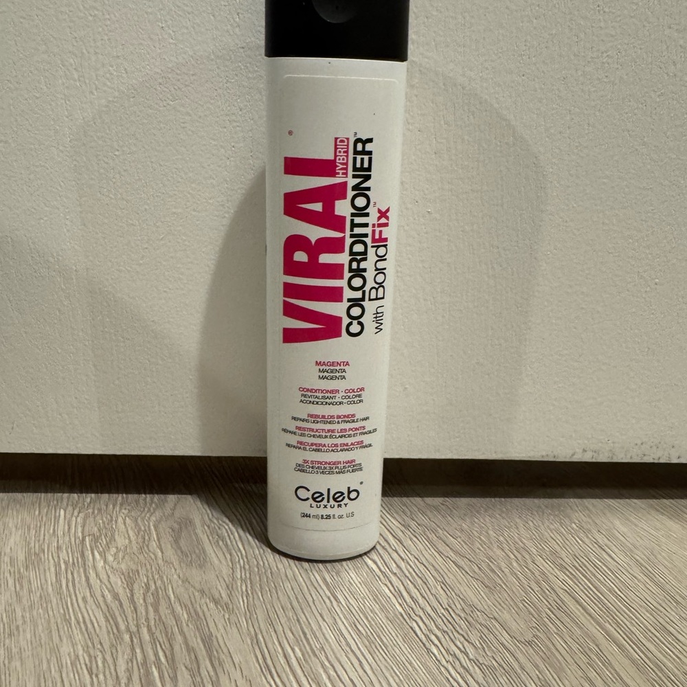 Celeb Luxury Viral Colorwash Magenta Conditioner